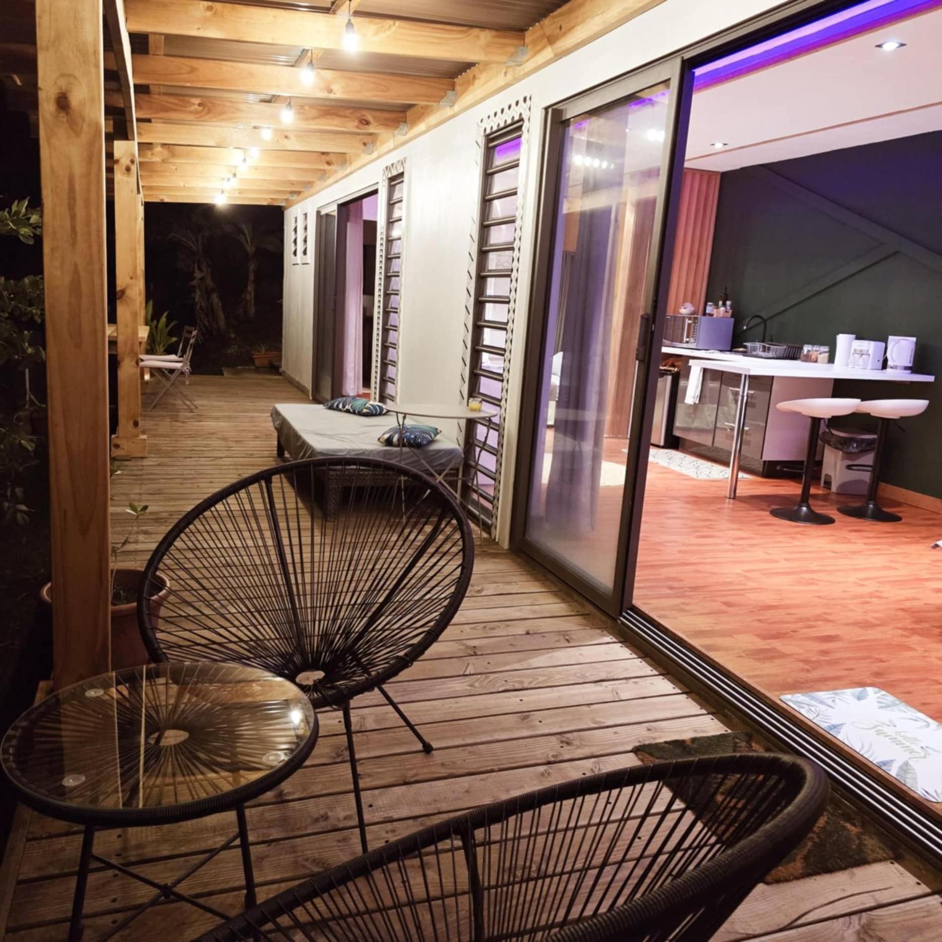 Fare Toahana, Accommodation With A Ocean View Фааа Экстерьер фото
